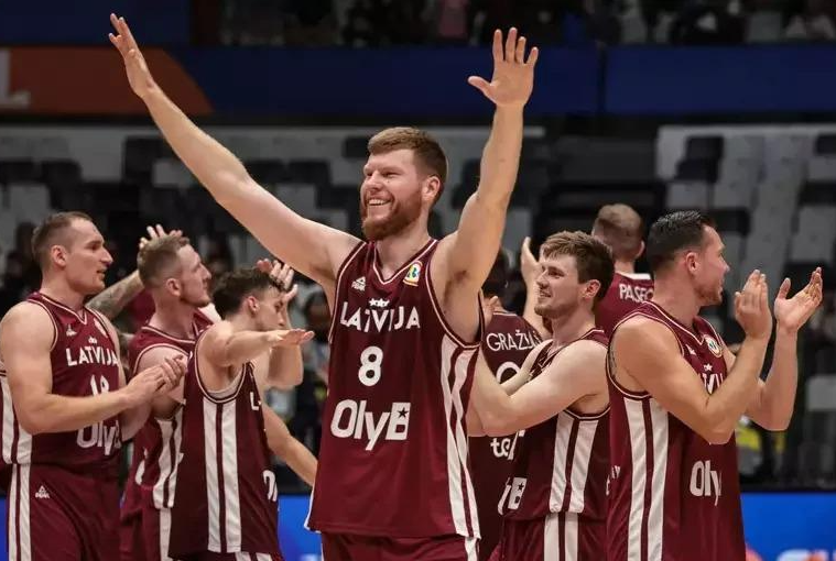 L'équipe canadienne de basket-ball masculin se qualifie pour les quarts de finale de la Coupe du monde de basket-ball masculin grâce à sa victoire sur la Slovénie